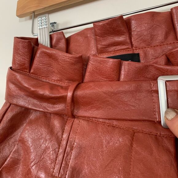 Revolve Majorelle terracotta brown faux leather pants,belt, pleated waist, XS - Picture 5 of 12